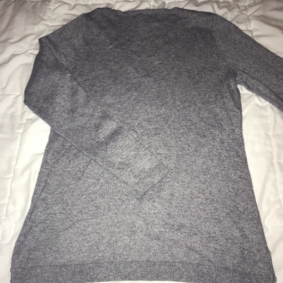 Old Navy Classic V-Neck sweater - Picture 5 of 5